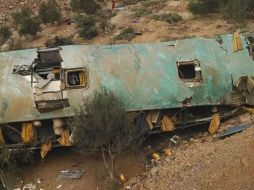 Señalan como probable causa del accidente la invasión del carril contrario por parte del chofer de la vagoneta. AP/ARCHIVO