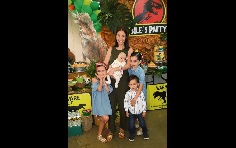 Ruth Zepeda con sus hijos Paulina, Elena, Emilia y Andrés Isaac GENTE BIEN JALISCO/CLAUDIO JIMENO