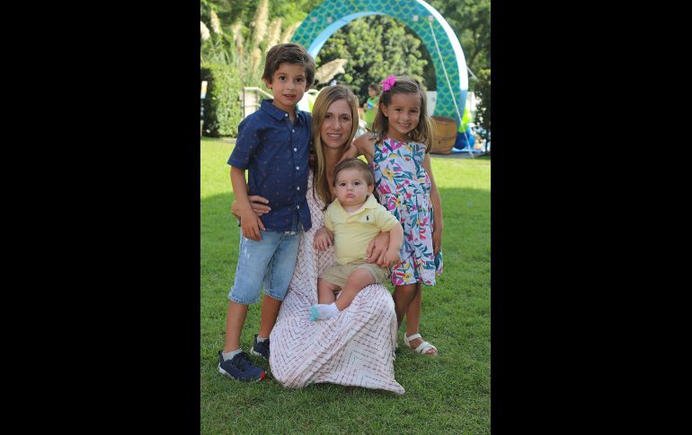 Alejandro, Fernanda y Jorge De Anda con Ale Arregui GENTE BIEN JALISCO/CLAUDIO JIMENO