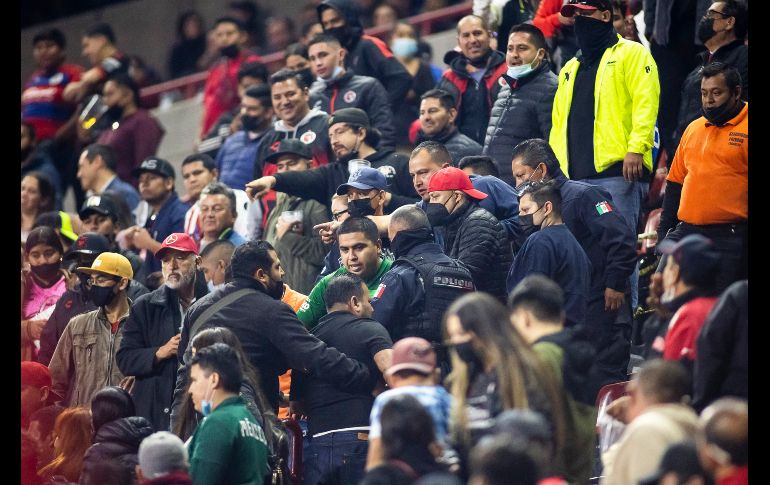 REPROBABLE. Durante el encuentro, aficionados en las tribunas tuvieron que ser separados por la policía. IMAGO7