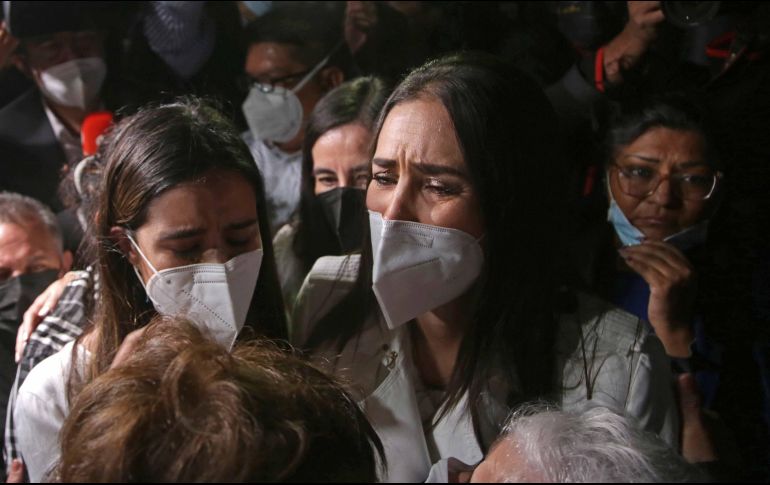 Mariana Moguel, hija de Rosario Robles, llora después de conocer la resolución de no liberar a su madre. SUN/C. Mejía
