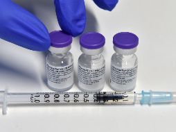 Pfizer recibió autorización para uso de emergencia en EU a mediados de diciembre con lo que posiblemente participaron en este análisis voluntarios que tomaron parte en los primeros ensayos del suero. AFP / C.Stache