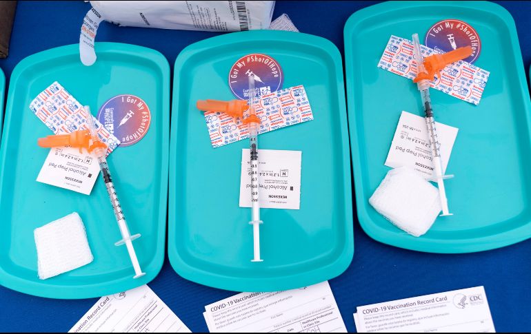 Sobre la posibilidad de mezclar vacunas, los expertos recomendaron que los estadounidenses reciban el mismo suero para su dosis de refuerzo. AP/J. Martin