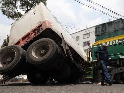 Durante varias horas estuvo detenido el tráfico vehicular en ambos sentidos de la carretera. SUN/ARCHIVO