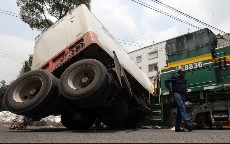 Durante varias horas estuvo detenido el tráfico vehicular en ambos sentidos de la carretera. SUN/ARCHIVO