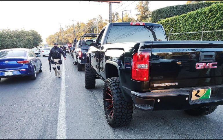 Los oficiales detuvieron a los tres hombres, recuperaron las camionetas y les decomisaron tres armas de fuego. ESPECIAL