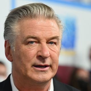 Confirman que Alec Baldwin mató accidentalmente a mujer durante rodaje