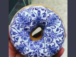 Se trata de una dona de pan común, pero adornada con el emblemático grabado de la talavera poblana hecho de azúcar con su característico color blanco y azul. TWITTER / @_toltequita_