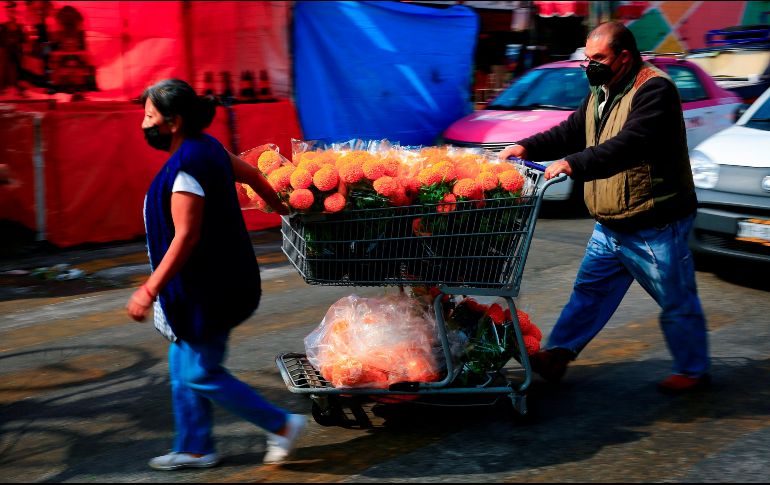 Personas protegidas con cubrebocas recorren los pasillos del mercado de Sonora, en la Ciudad de México. EFE/C. Ramírez