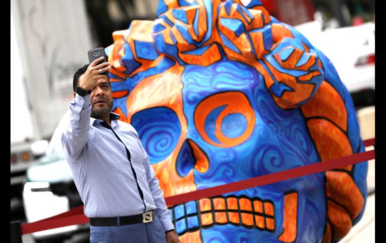 Algunos de los cráneos exhibidos replican el peinado y estilo de la pintora, como sus tradicionales trenzas en la cabeza con flores o sus enormes aretes de oro. EFE/S. Gutiérrez