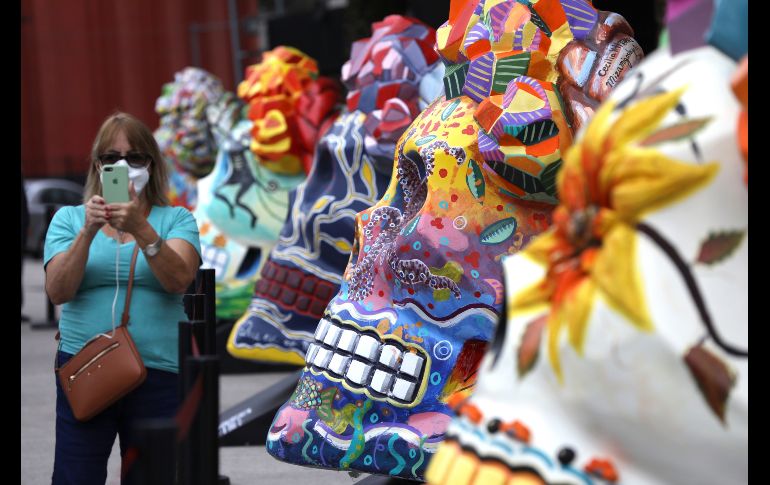 Algunos de los cráneos exhibidos replican el peinado y estilo de la pintora, como sus tradicionales trenzas en la cabeza con flores o sus enormes aretes de oro. EFE/S. Gutiérrez