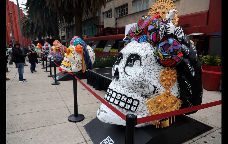 Algunos de los cráneos exhibidos replican el peinado y estilo de la pintora, como sus tradicionales trenzas en la cabeza con flores o sus enormes aretes de oro. EFE/S. Gutiérrez