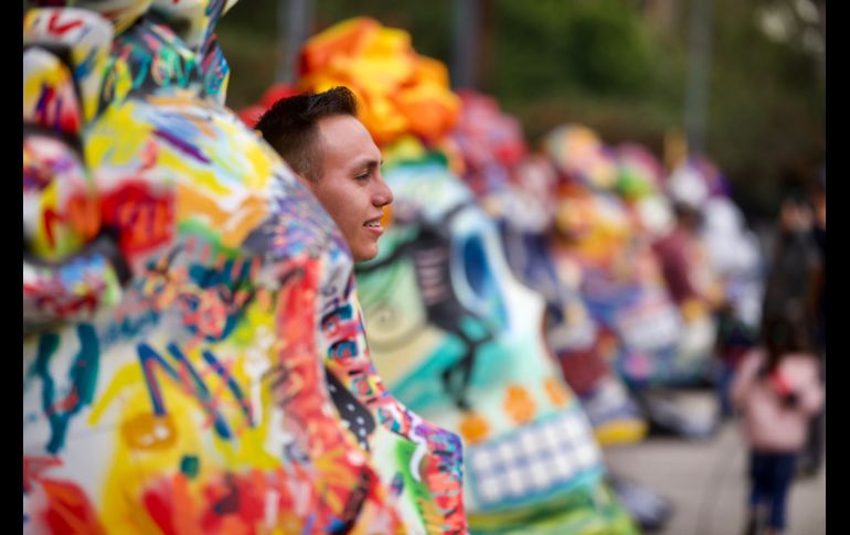 Algunos de los cráneos exhibidos replican el peinado y estilo de la pintora, como sus tradicionales trenzas en la cabeza con flores o sus enormes aretes de oro. SUN/G. Espinosa