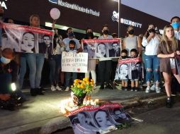 Las y los asistentes, que llegaron acompañados de decenas de vehículos que compusieron la caravana, colocaron sobre la banqueta las fotografías de los tres jóvenes, las cuales acompañaron con ramos de flores. ESPECIAL