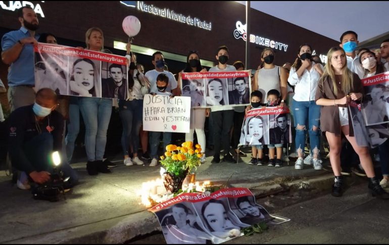 Las y los asistentes, que llegaron acompañados de decenas de vehículos que compusieron la caravana, colocaron sobre la banqueta las fotografías de los tres jóvenes, las cuales acompañaron con ramos de flores. ESPECIAL