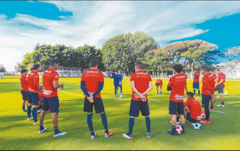 Con tres fechas de Fase Regular por disputarse, todo parece indicar que Marcelo Michel será el DT de Chivas lo que resta del torneo. TWITTER/@chivas