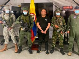 Fotografía cedida por la Presidencia Colombia que muestra a Dairo Antonio Úsuga David (c), alias 