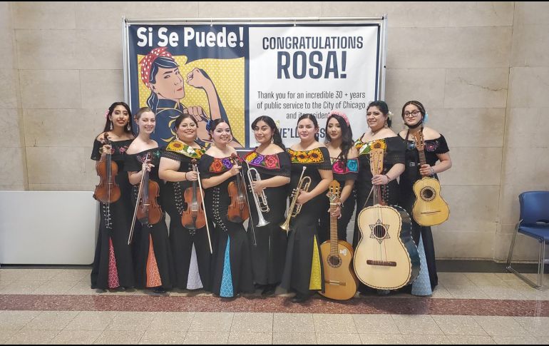 DESPEDIDA. La alcaldesa de Chicago, Lori Lightfoot, pidió hace un mes que se contratara al “Mariachi Sirenas” el día de la despedida de Rosa Escareño ( recuadro) como Comisionada de Pequeños Negocios de la Ciudad, al retirarse tras 30 años de servicio público. Cortesía