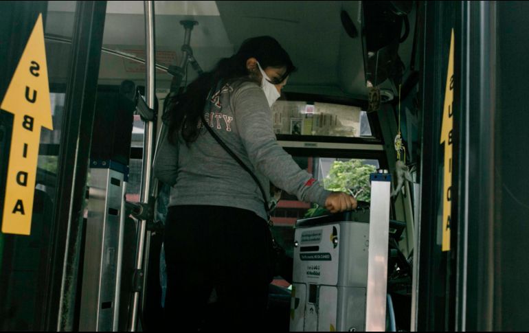 Quienes deciden pagar su pasaje con monedas pierden 50 centavos por viaje, pues las alcancías instaladas en los camiones no les devuelven el cambio. EL INFORMADOR/G. Gallo