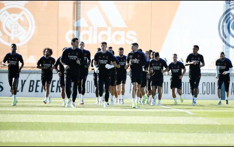 Paso que dure. Con un partido pendiente, el conjunto blanco mantiene el pulso por el liderato de LaLiga. @RealMadrid