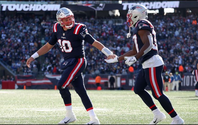 Mac Jones lanzó dos pases de touchdown y consiguió su primer juego de 300 yardas. AFP/M. MEYER