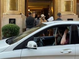 De acuerdo con imágenes publicadas en Twitter, el exmandatario sale del Hotel de la Ville, ubicado en Roma, Italia, y toma un taxi para irse del sitio. TWITTER/@karenytv3