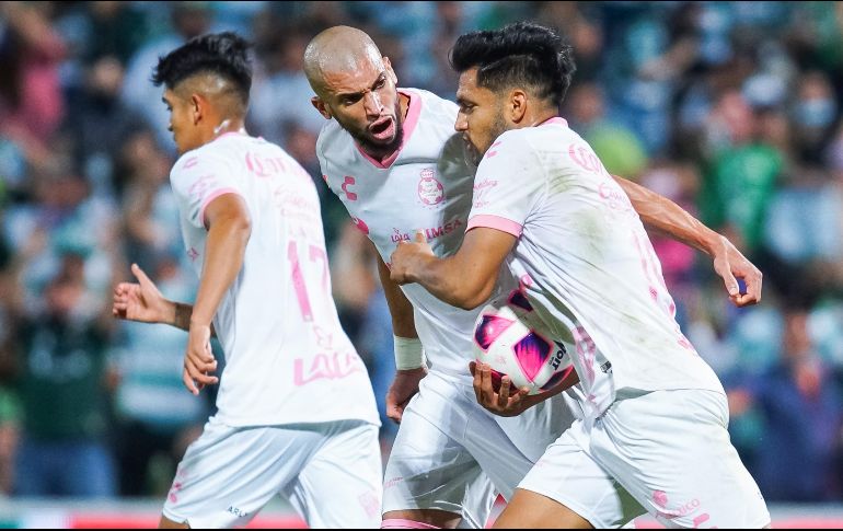 Eduardo Aguirre aprovechó la floja marca -puesto que estaba medio de defensas coahuilenses- y remató con comodidad de zurda dejando el 2-2 al minuto 94. IMAGO7