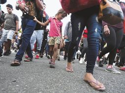 juntos. Para no ser sorprendida por las autoridades, la caravana busca avanzar a un mismo paso y esperan a mujeres y niños para evitar que queden rezagados y sean detenidos. Este grupo se puso en marcha luego de que en los primeros días de septiembre las autoridades mexicanas frustraran el avance de cuatro caravanas de migrantes que también partieron de Tapachula. Entonces, varias agencias de la ONU y ONG criticaron el uso de la fuerza en los operativos para desintegrar las caravanas. La región vive una ola migratoria sin precedentes desde comienzos de año, con un flujo histórico de 147 mil indocumentados detectados en México. AFP