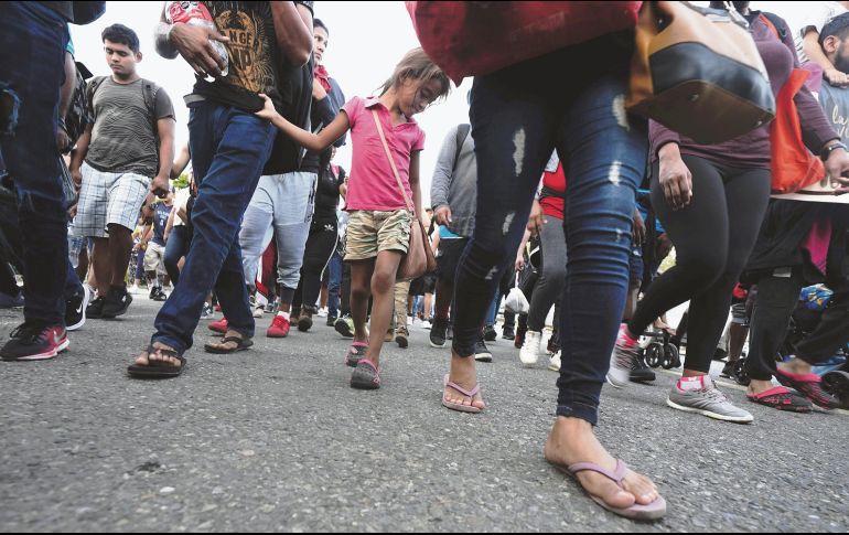 juntos. Para no ser sorprendida por las autoridades, la caravana busca avanzar a un mismo paso y esperan a mujeres y niños para evitar que queden rezagados y sean detenidos. Este grupo se puso en marcha luego de que en los primeros días de septiembre las autoridades mexicanas frustraran el avance de cuatro caravanas de migrantes que también partieron de Tapachula. Entonces, varias agencias de la ONU y ONG criticaron el uso de la fuerza en los operativos para desintegrar las caravanas. La región vive una ola migratoria sin precedentes desde comienzos de año, con un flujo histórico de 147 mil indocumentados detectados en México. AFP