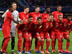 Joshua Kimmich (abajo, centro), uno de los jugadores más destacados de la Bundesliga, no ha descartado vacunarse próximamente. AFP / ARCHIVO