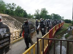 En torno a un centenar de efectivos de la Guardia Nacional, el ejército y el Instituto Nacional de Migración y al menos un autobús esperaban al grupo en la carretera unos kilómetros antes de Huixtla, una zona donde han sido disueltos los anteriores grupos. EFE / ARCHIVO