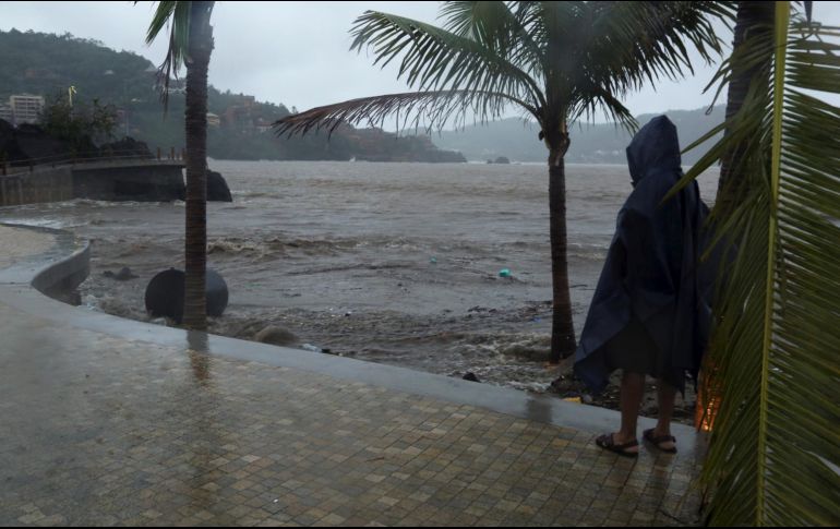 Un hombre mira la playa tras el paso de 