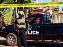 Policías investigan si en el auto había una bomba. EFE/R. Kabuubi