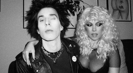Una seman previa a Halloween, Travis Barker y Kourtney Kardashian se disfrazaron de la trágica pareja Sid y Nancy. INSTAGRAM @KOURTNEYKARDASH