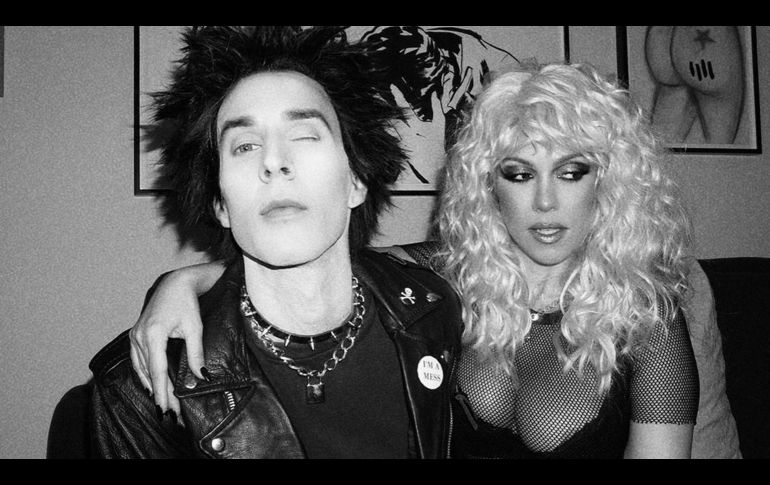 Una seman previa a Halloween, Travis Barker y Kourtney Kardashian se disfrazaron de la trágica pareja Sid y Nancy. INSTAGRAM @KOURTNEYKARDASH