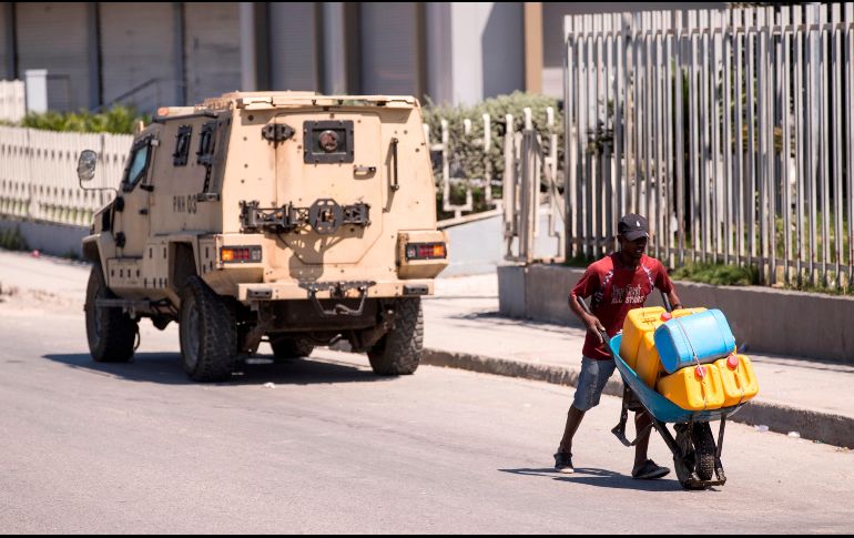 Un hombre carga con bidones en busa de gasolina. La carestía de los combustibles ha provocado jornadas de protestas. EFE/O. Barría