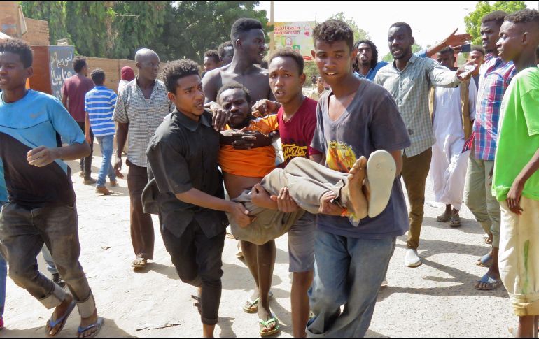 Miles de personas tomaron las calles en desacuerdo con el golpe militar. AFP