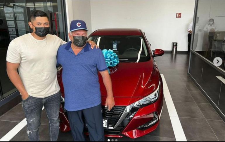 El beisbolista compartió en su cuenta de Instagram unas fotografías donde se les ve a ambos posando junto al coche, acompañadas estas por un emotivo mensaje. INSTAGRAM / @mannyrodriguez_77