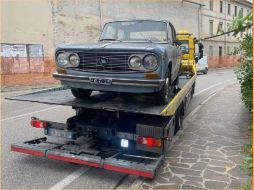 El coche pertenece a Angelo Fregolent, de 94 años, quien tenía un comercio donde vendía periódicos y estacionaba el vehículo para descargar las publicaciones o utilizarlo como almacén. ESPECIAL / atraccion360.com