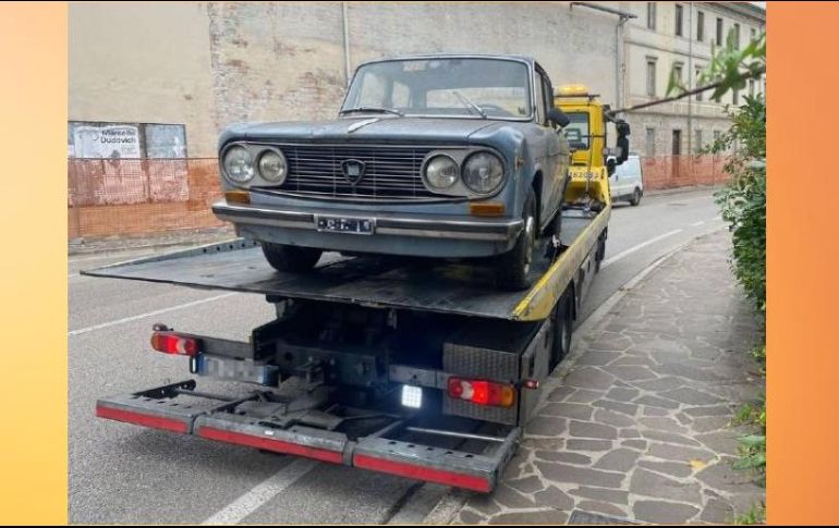 El coche pertenece a Angelo Fregolent, de 94 años, quien tenía un comercio donde vendía periódicos y estacionaba el vehículo para descargar las publicaciones o utilizarlo como almacén. ESPECIAL / atraccion360.com