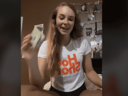 Kirsten Songer es estudiante de medicina, tiktoker y mesera en Carolina del Sur. ESPECIAL / TIKTOK