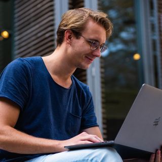 Viral: Maestro ofrece clases en sitio para adultos