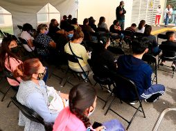 Padres de familia acuden a vacunar contra el COVID-19 a sus hijos menores y con comorbilidades en León, Guanajuato. EFE/L. Ramírez