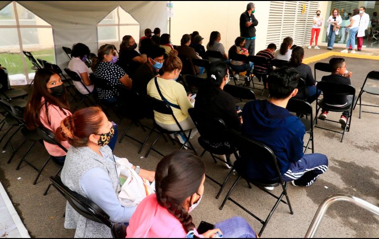 Padres de familia acuden a vacunar contra el COVID-19 a sus hijos menores y con comorbilidades en León, Guanajuato. EFE/L. Ramírez