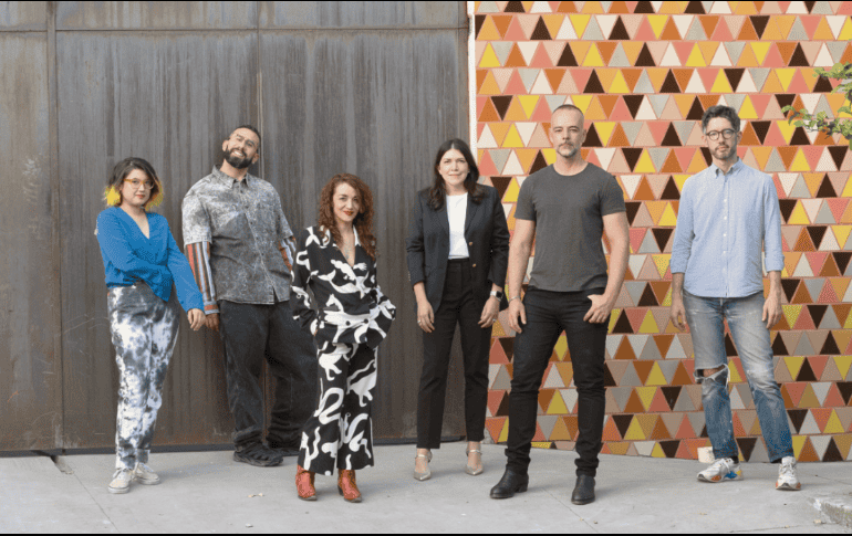 Interacción. En la imagen, el equipo detrás de “Estación Material”; vestida de negro, la codirectora de la feria, Isa Castilla. Cortesía