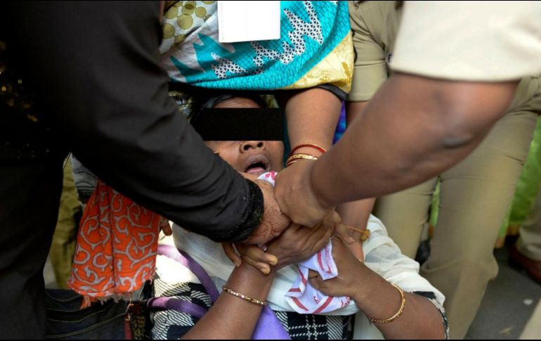 Los habitantes de la localidad no permitía que la policía se llevara a la mujer, afirmando que se había pagado por ella. AFP / ARCHIVO