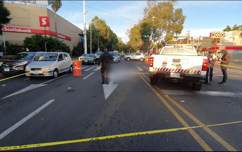 El percance ocurrió la mañana de este miércoles en los cruces de avenida Vallarta y la calle Fernando de Celada. ESPECIAL /