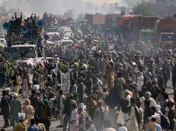 Miles de simpatizantes de un partido islamista radical proscrito se concentraron en una carretera en el poblado de Sadhuke durante su marcha hacia Islamabad. AP / K.Chaudary