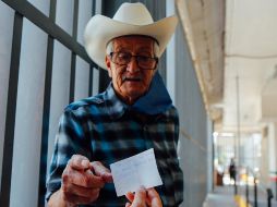 La subsecretaria de bienestar señaló que al presentarse en el módulo que les corresponde para recoger su tarjeta, deberán llevar identificación oficial original y copia, así como su comprobante de trámite (talón verde). EL INFORMADOR / ARCHIVO