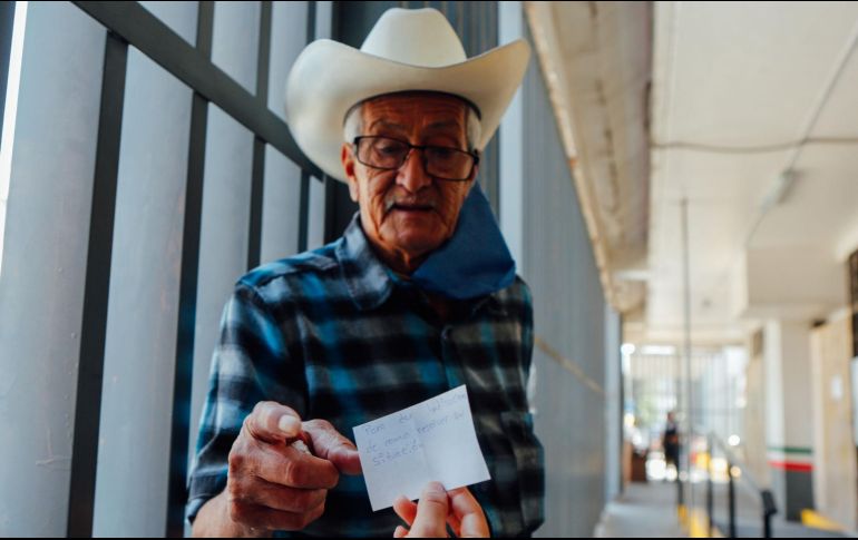 La subsecretaria de bienestar señaló que al presentarse en el módulo que les corresponde para recoger su tarjeta, deberán llevar identificación oficial original y copia, así como su comprobante de trámite (talón verde). EL INFORMADOR / ARCHIVO